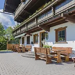 Weberhof 1 *